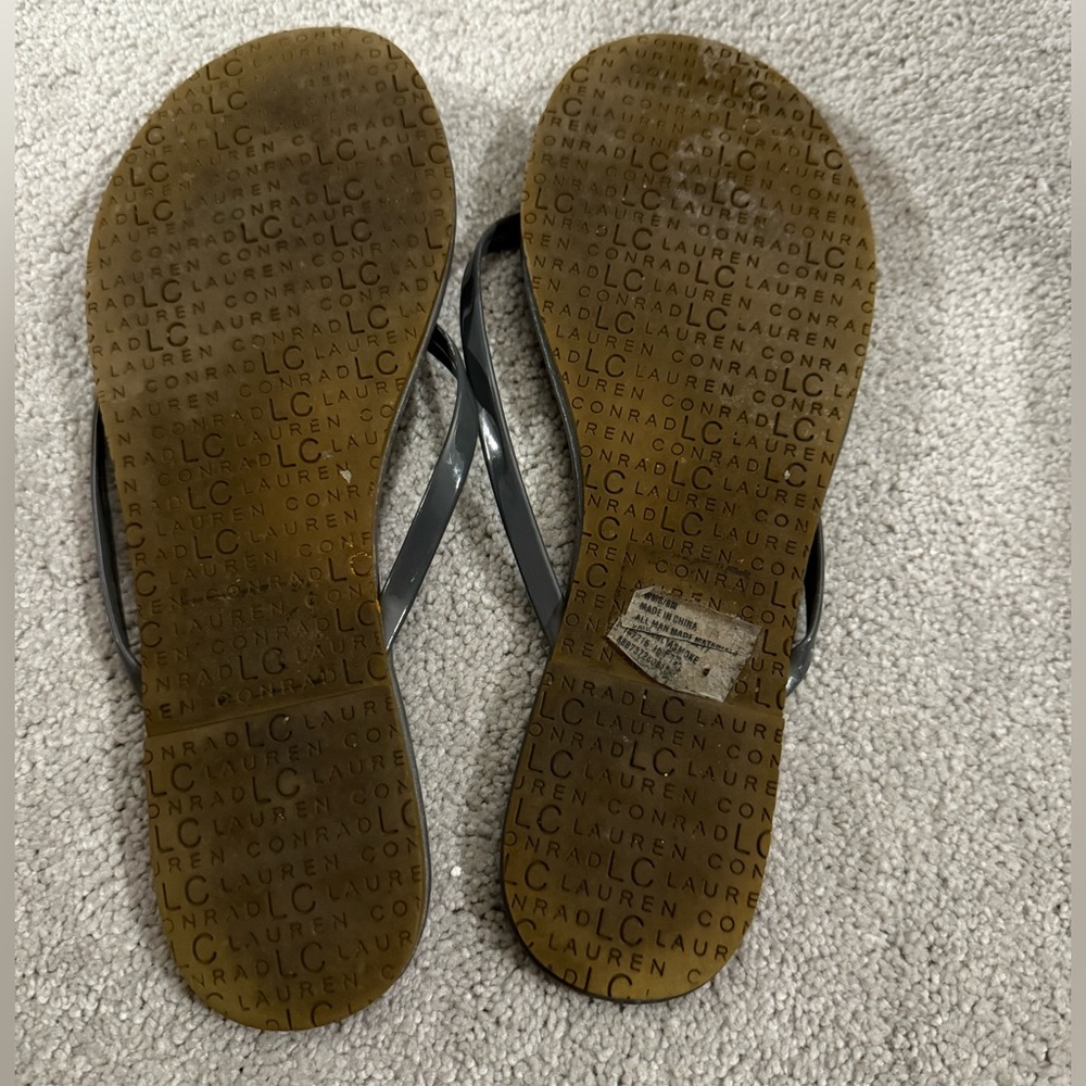 Lauren Conrad Grey Flip Flops Size 8 - Picture 2 of 2